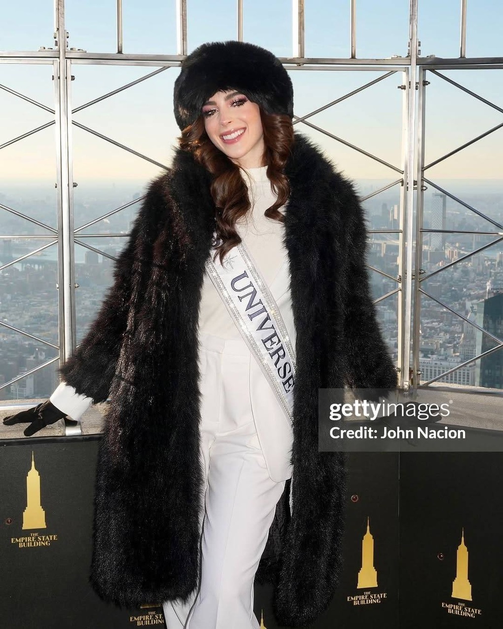 Hết bị khán giả đòi tước vương miện, tân Hoa hậu Hoàn vũ lại bị kiện - 4