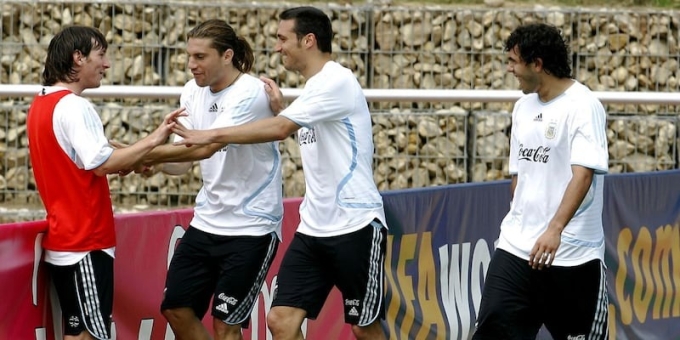 Messi (áo đỏ) và Scaloni (thứ hai từ phải sang) đùa nghịch khi cùng Argentina dự World Cup 2006. Ảnh: Clarin