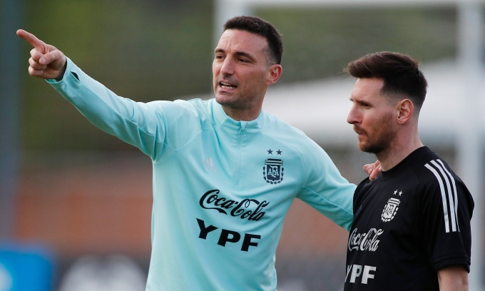 Scaloni chỉ đạo Messi trên sân tập tại Ezeiza, Argentina ngày 9/11/2021. Ảnh: Reuters