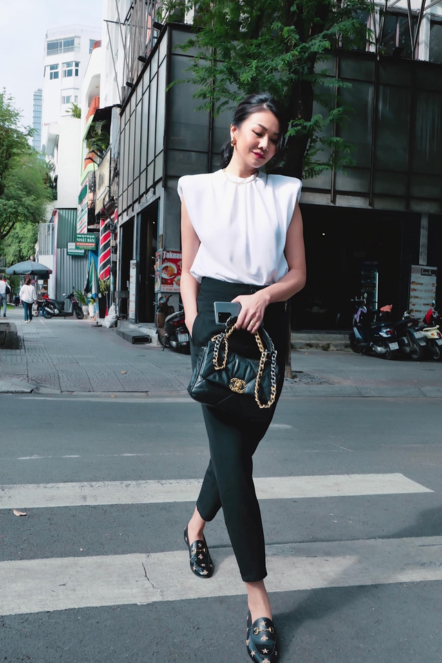 Đón đầu xu hướng với bản phối cùng áo độn vai hiện đại- Ảnh 4. Đón đầu xu hướng với bản phối cùng áo độn vai hiện đại- Ảnh 4.