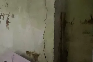 Nhiều nhà nứt toác, dân sống gần 'hố tử thần' ở Đà Nẵng lo lắng