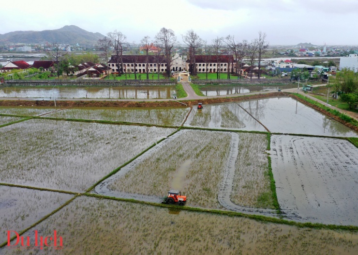 Tiểu chủng viện Làng Sông ở Gia Lai xơ xác sau bão - 2