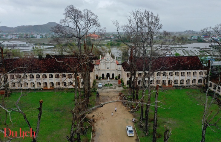 Tiểu chủng viện Làng Sông ở Gia Lai xơ xác sau bão - 4