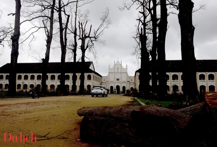 Tiểu chủng viện Làng Sông ở Gia Lai xơ xác sau bão - 11