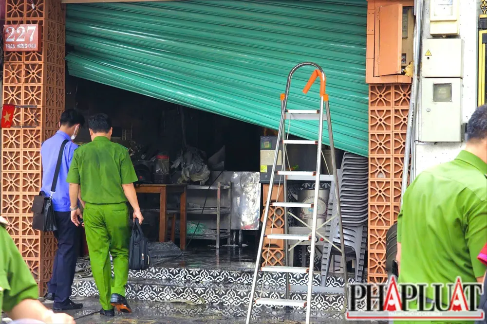 Lực lượng chức năng khám nghiệm hiện trường, điều tra nguyên nhân vụ việc. Ảnh: PHẠM HẢI z7294799236222_313a312dea4b3533ed406ad2acf153f5.jpg