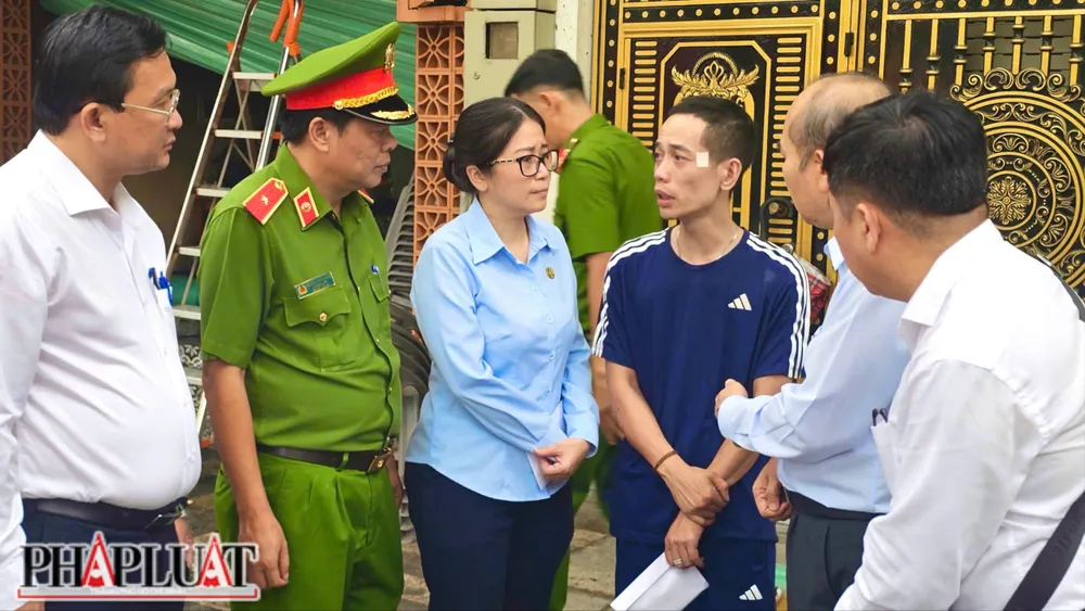 Phó Chủ tịch UBND TP.HCM và Phó Giám đốc Công an TP.HCM cũng đã thăm hỏi, gửi lời động viên sâu sắc đến gia đình các nạn nhân. Ảnh: PHẠM HẢI z7294709087208_0f2aa9ea602a60c4b731d9e2f28532b8.jpg