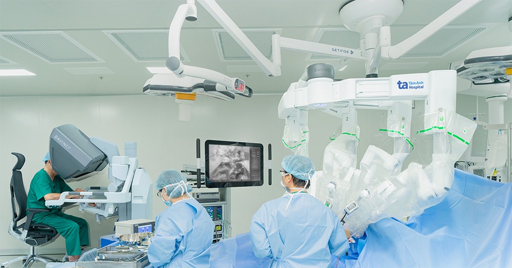 Robot phẫu thuật thế hệ mới “cập bến” Bệnh viện Tâm Anh: Người bệnh tiết kiệm tới cả tỷ đồng mỗi ca 4 Robot Da Vinci Xi sở hữu công nghệ vượt trội so với các phiên bản trước, tiếp cận đa vùng phẫu thuật mà không cần di chuyển robot hay thay đổi vị trí người bệnh. Ảnh: Bệnh viện Đa khoa Tâm Anh.