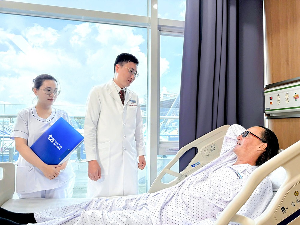 Robot phẫu thuật thế hệ mới “cập bến” Bệnh viện Tâm Anh: Người bệnh tiết kiệm tới cả tỷ đồng mỗi ca 6 Một bệnh nhân người Pháp hồi phục tốt sau ca phẫu thuật điều trị triệt căn ung thư đại tràng bằng Robot Da Vinci Xi. Ảnh: Bệnh viện Đa khoa Tâm Anh.