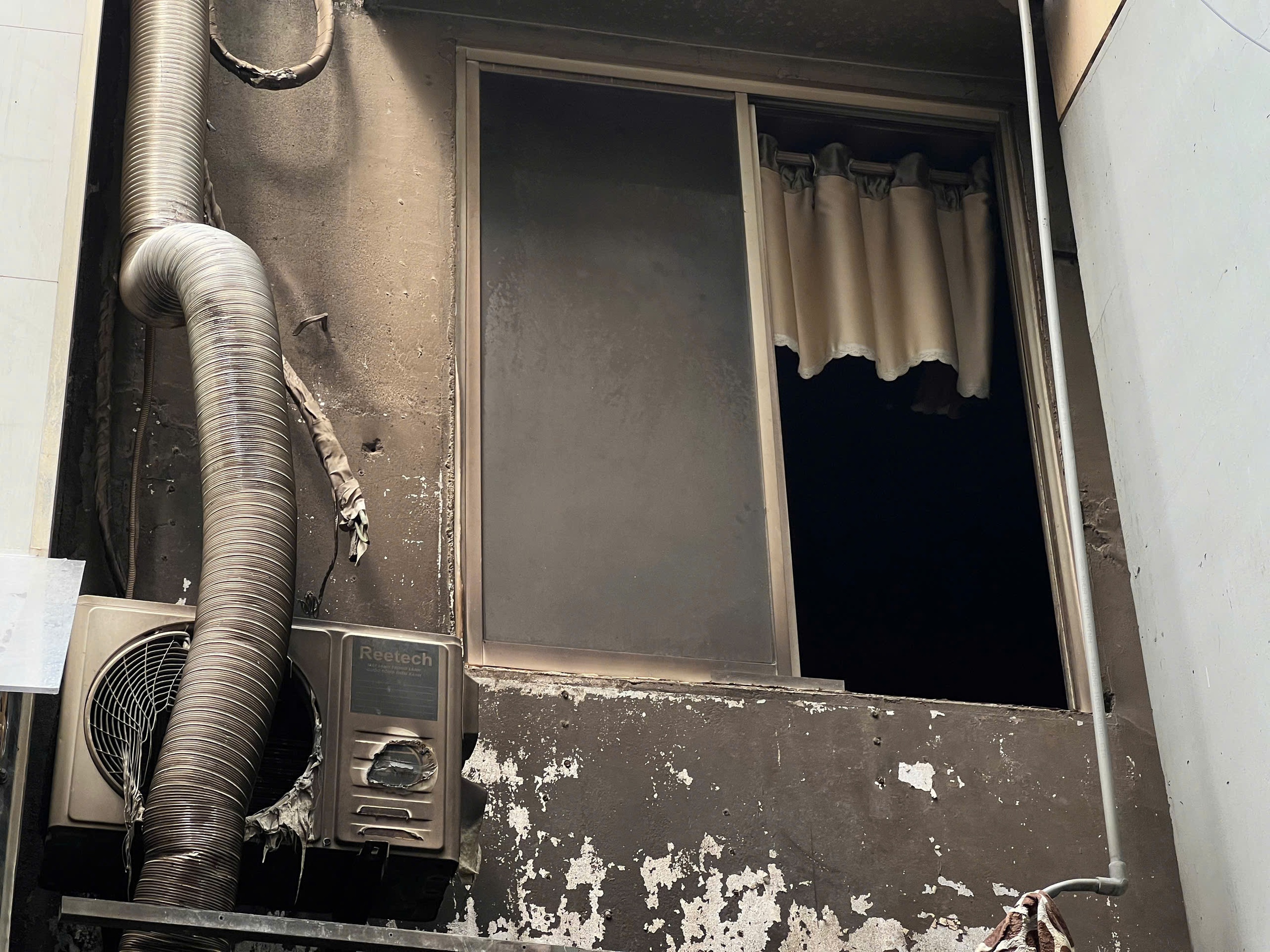 Cháy quán ăn 4 người tử vong: 'Cánh tay yếu ớt vẫy gọi rồi vụt mất' - Ảnh 3.