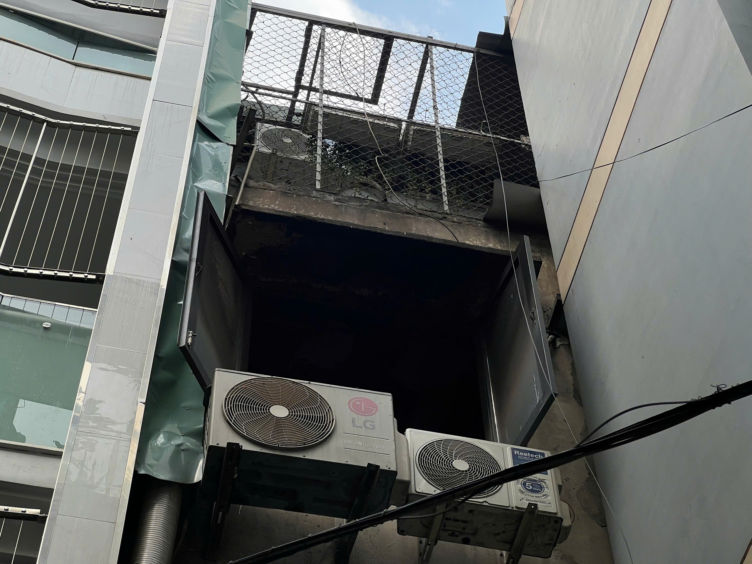 Cháy quán ăn 4 người tử vong: 'Cánh tay yếu ớt vẫy gọi rồi vụt mất' - Ảnh 4.