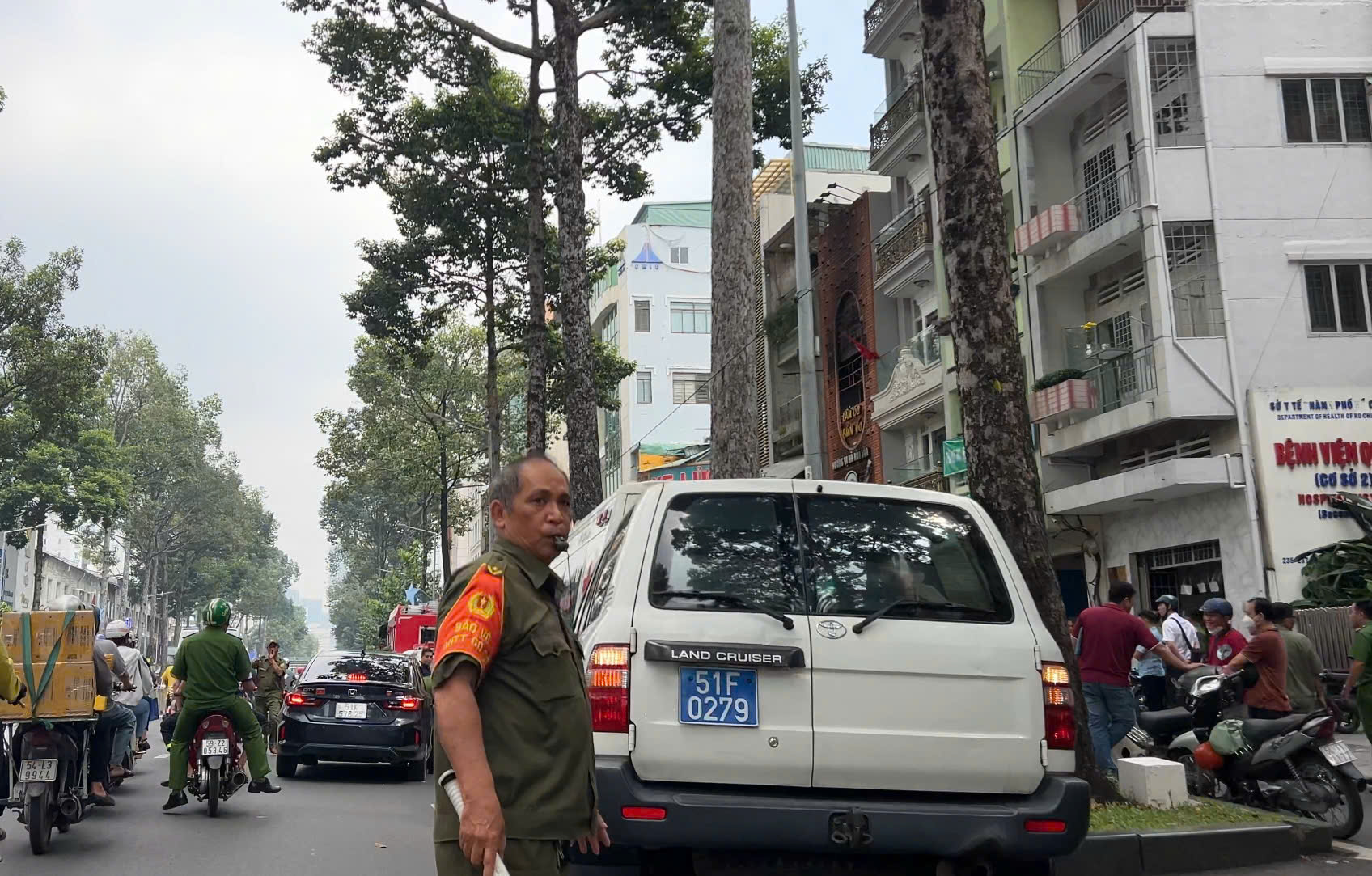 Cháy quán ăn 4 người tử vong: 'Cánh tay yếu ớt vẫy gọi rồi vụt mất' - Ảnh 6.