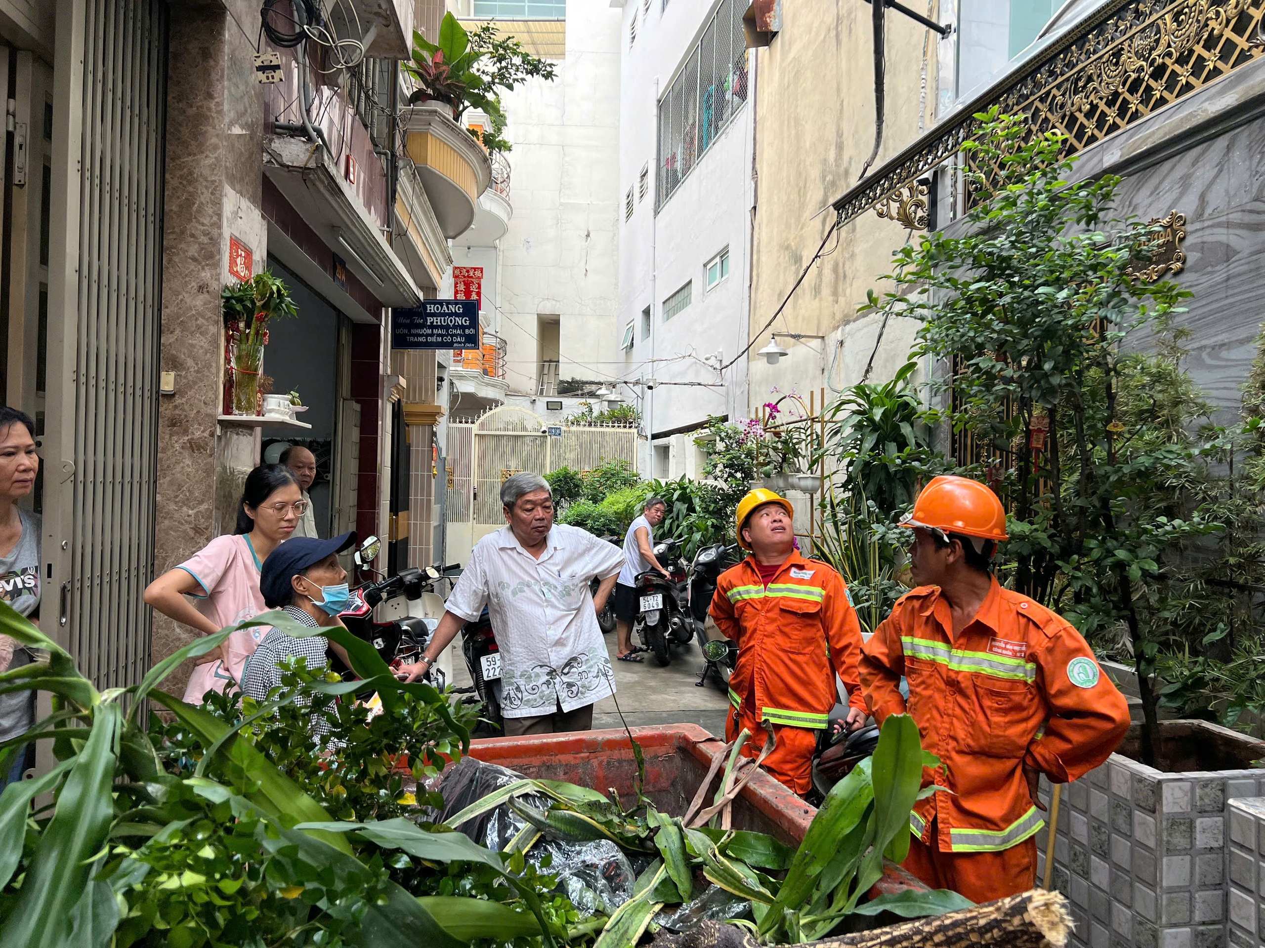 Cháy quán ăn 4 người tử vong: 'Cánh tay yếu ớt vẫy gọi rồi vụt mất' - Ảnh 10.