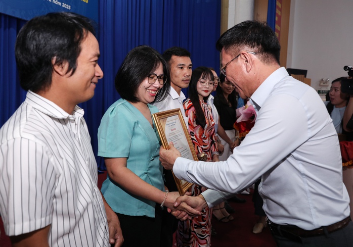 Khen thưởng các tác phẩm báo chí xuất sắc viết về TPHCM trong quý III/2025 - Ảnh 2.