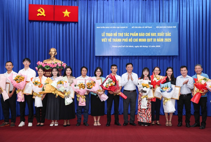Khen thưởng các tác phẩm báo chí xuất sắc viết về TPHCM trong quý III/2025 - Ảnh 3.