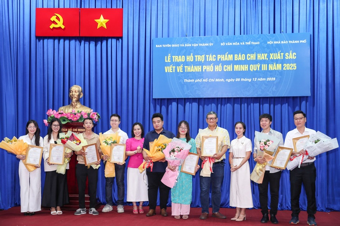 Khen thưởng các tác phẩm báo chí xuất sắc viết về TPHCM trong quý III/2025 - Ảnh 5.