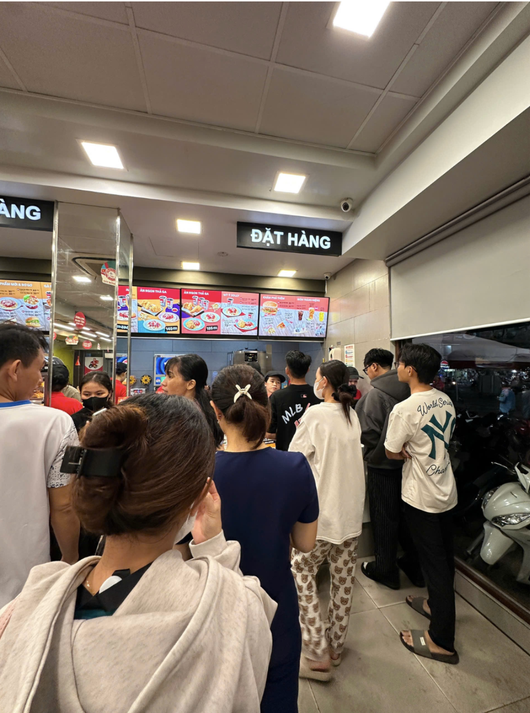 Đặt Jollibee săn tuần lộc Noel, khách bị chỉ trích vì khiến shipper phải chờ cả tiếng: Dân mạng tranh cãi dữ dội- Ảnh 2. Đặt Jollibee săn tuần lộc Noel, khách bị chỉ trích vì khiến shipper phải chờ cả tiếng: Dân mạng tranh cãi dữ dội- Ảnh 2.