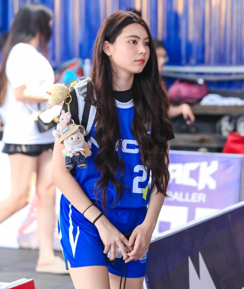 Hạt Dẻ thể hiện niềm đam mê với bộ môn bóng rổ.