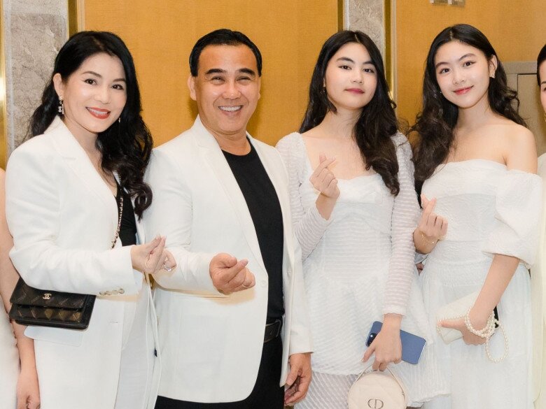 2 cô con gái Quyền Linh đều nổi tiếng xinh đẹp, học tập tốt.