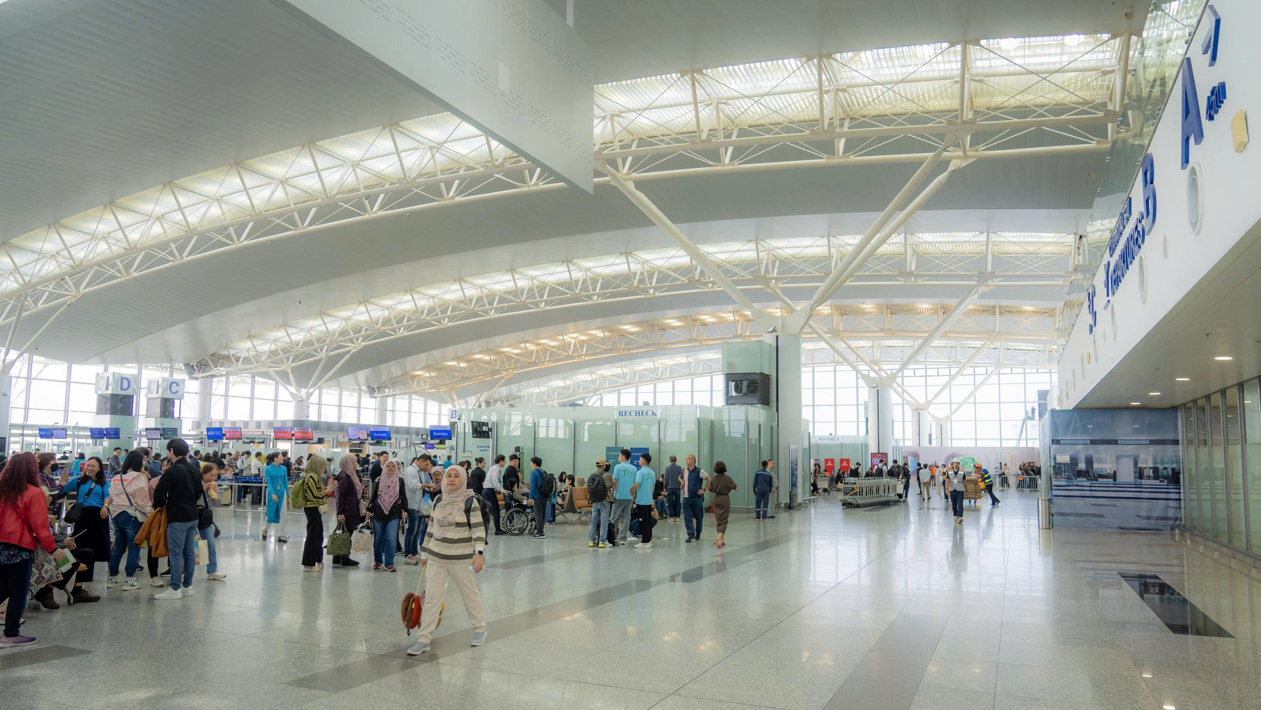 Công nghệ sân bay thông minh tại Nội Bài: Khám phá máy soi chiếu 3D hiện đại - Ảnh 3.