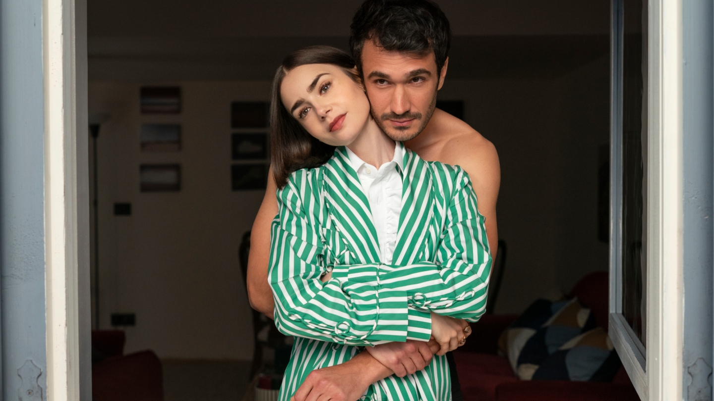 Hậu trường Emily In Paris: Nhan sắc Lily Collins và những bí mật chưa kể - Ảnh 7. Hậu trường Emily In Paris: Nhan sắc Lily Collins và những bí mật chưa kể - Ảnh 7.