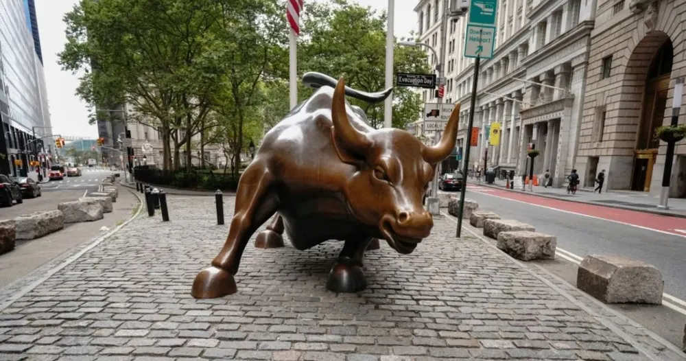 Biểu tượng con bò tấn công (charging bull) tại New York. Ảnh: NBC hinh 5 2 3.JPG