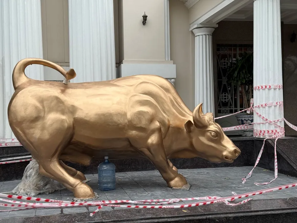 Biểu tượng "bò tấn công" tại HOSE hiện đang trong quá trình hoàn thiện. Biểu tượng bò và gấu cũ được đưa về trưng bày tại Trung tâm dữ liệu của HOSE tại Công viên phần mềm Quang Trung. hinh 5 2 4.jpg