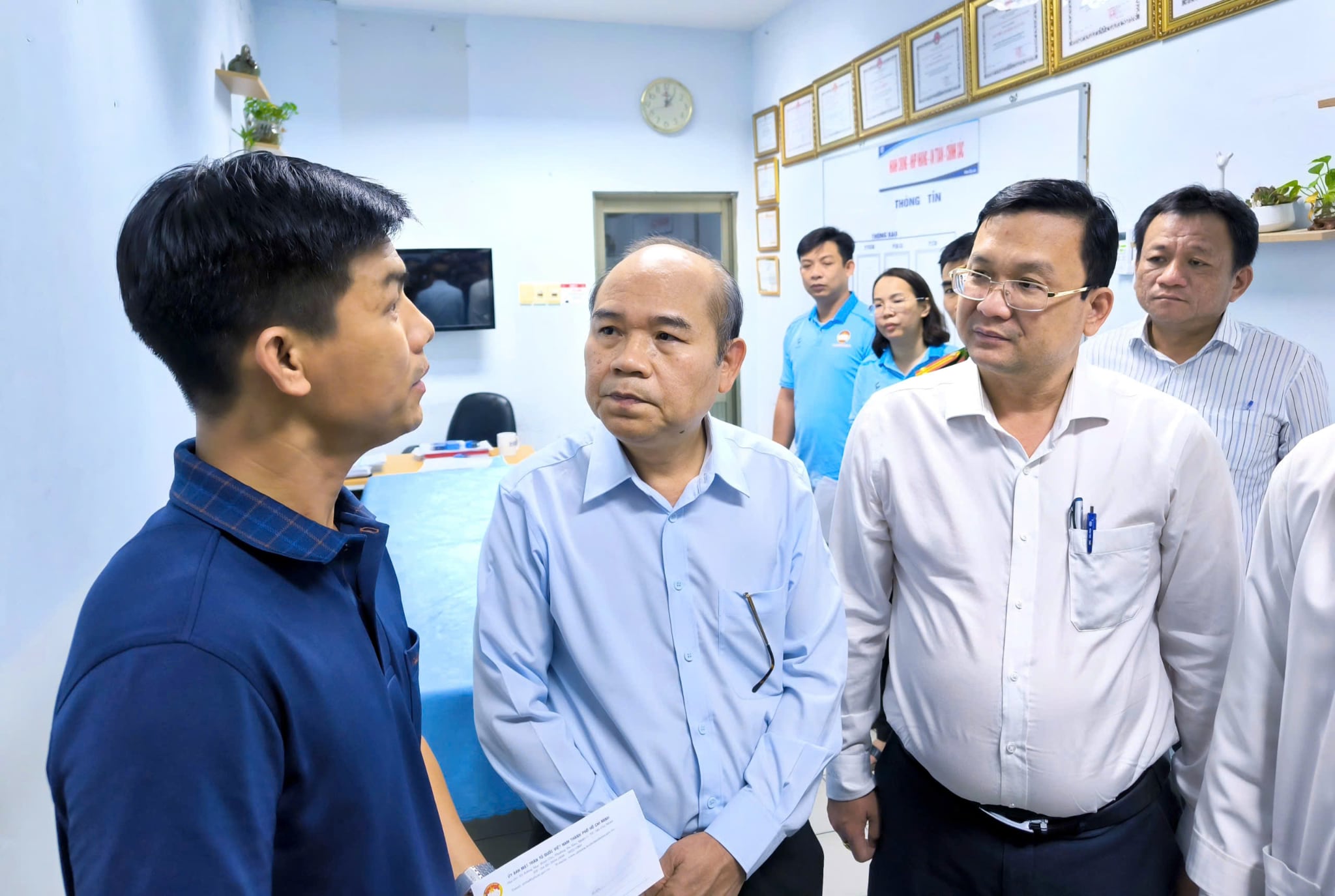 Phó chủ tịch UBND TP.HCM Trần Văn Bảy thăm hỏi các nạn nhân bị thương trong vụ cháy quán bún ốc - Ảnh 3.