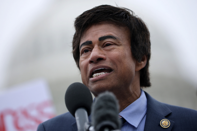 Hạ nghị sĩ Shri Thanedar, bang Michigan, phát biểu trước Đồi Capitol ngày 14/5. Ảnh: AFP