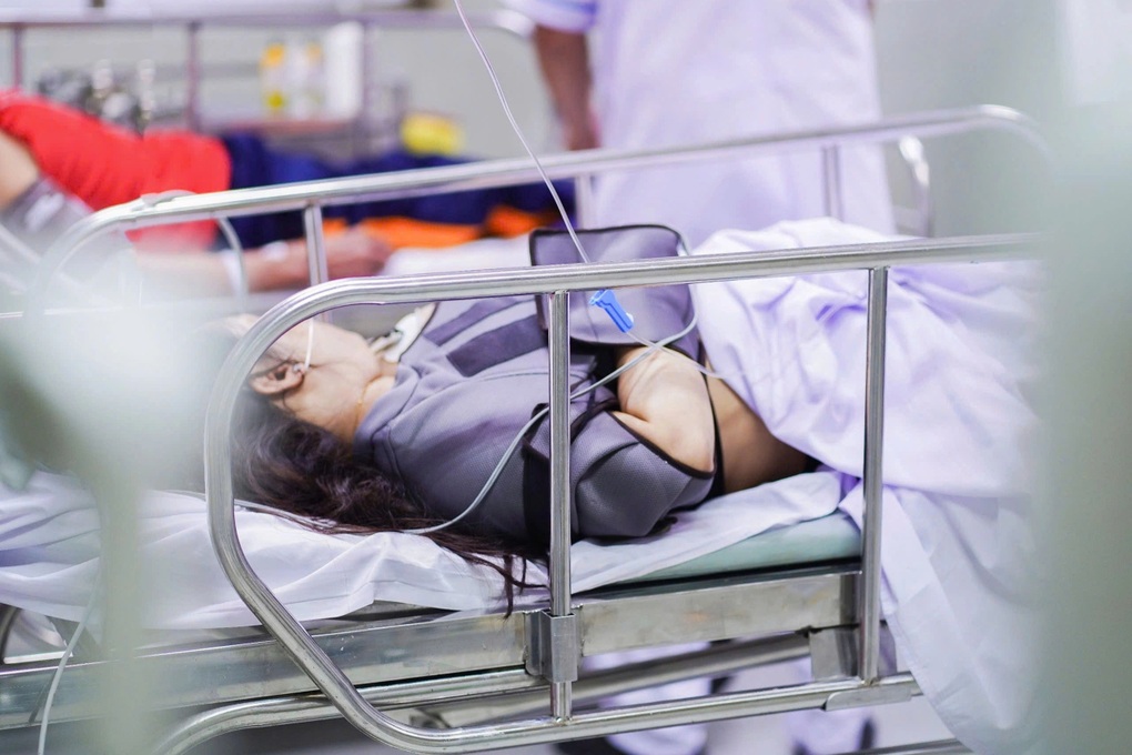 2 cô gái nhảy từ tầng 3 để thoát khỏi quán ăn bị cháy ở TPHCM - 2