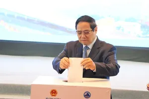 Thủ tướng và đại biểu dự diễn đàn logistics Việt Nam quyên góp ủng hộ đồng bào lũ lụt