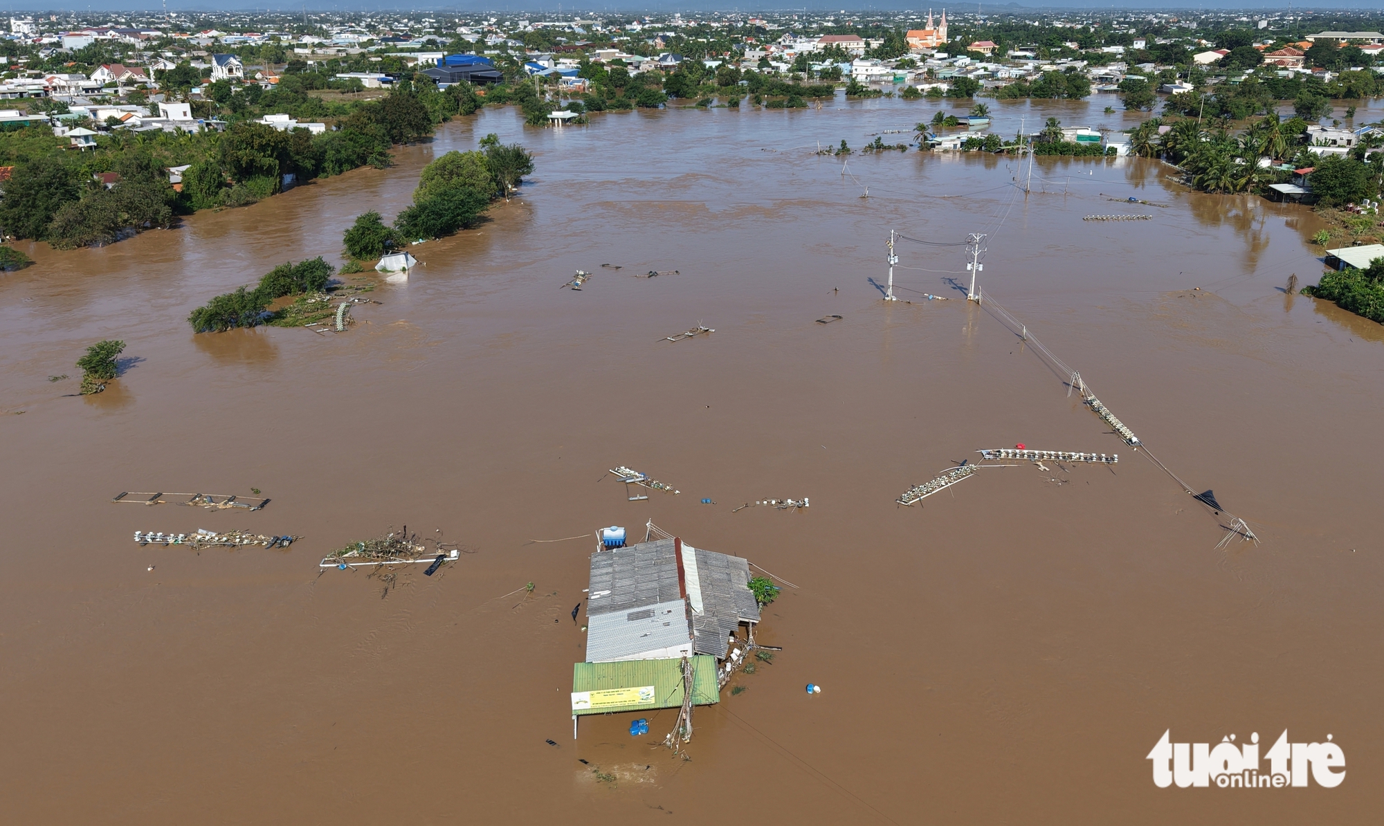 Nước lũ vẫn ngập sâu nhiều vùng Bình Thuận cũ- Ảnh 2. Nước lũ vẫn ngập sâu nhiều vùng Bình Thuận cũ - Ảnh 2.