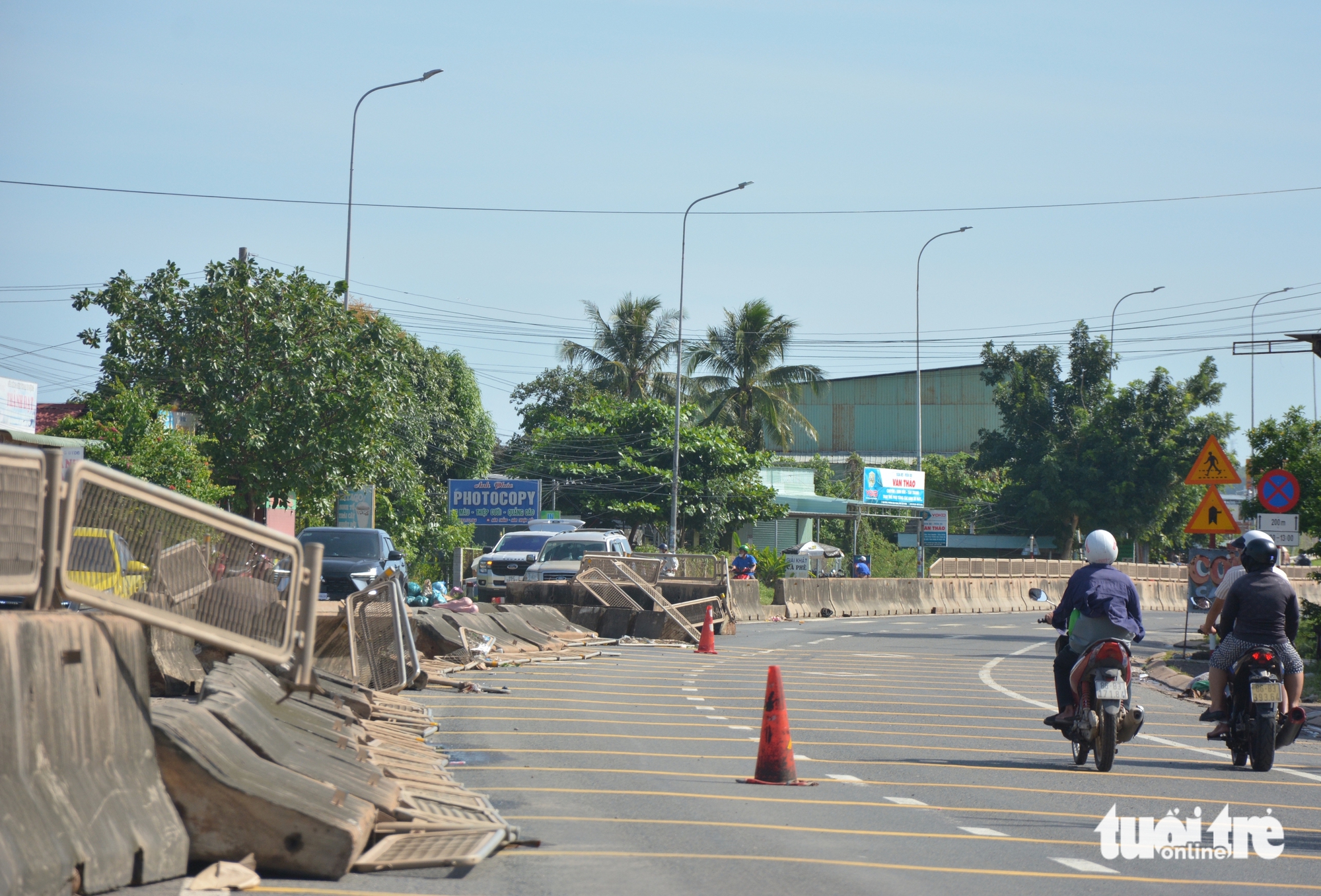 Nước lũ vẫn ngập sâu nhiều vùng Bình Thuận cũ- Ảnh 8. Nước lũ vẫn ngập sâu nhiều vùng Bình Thuận cũ- Ảnh 8.