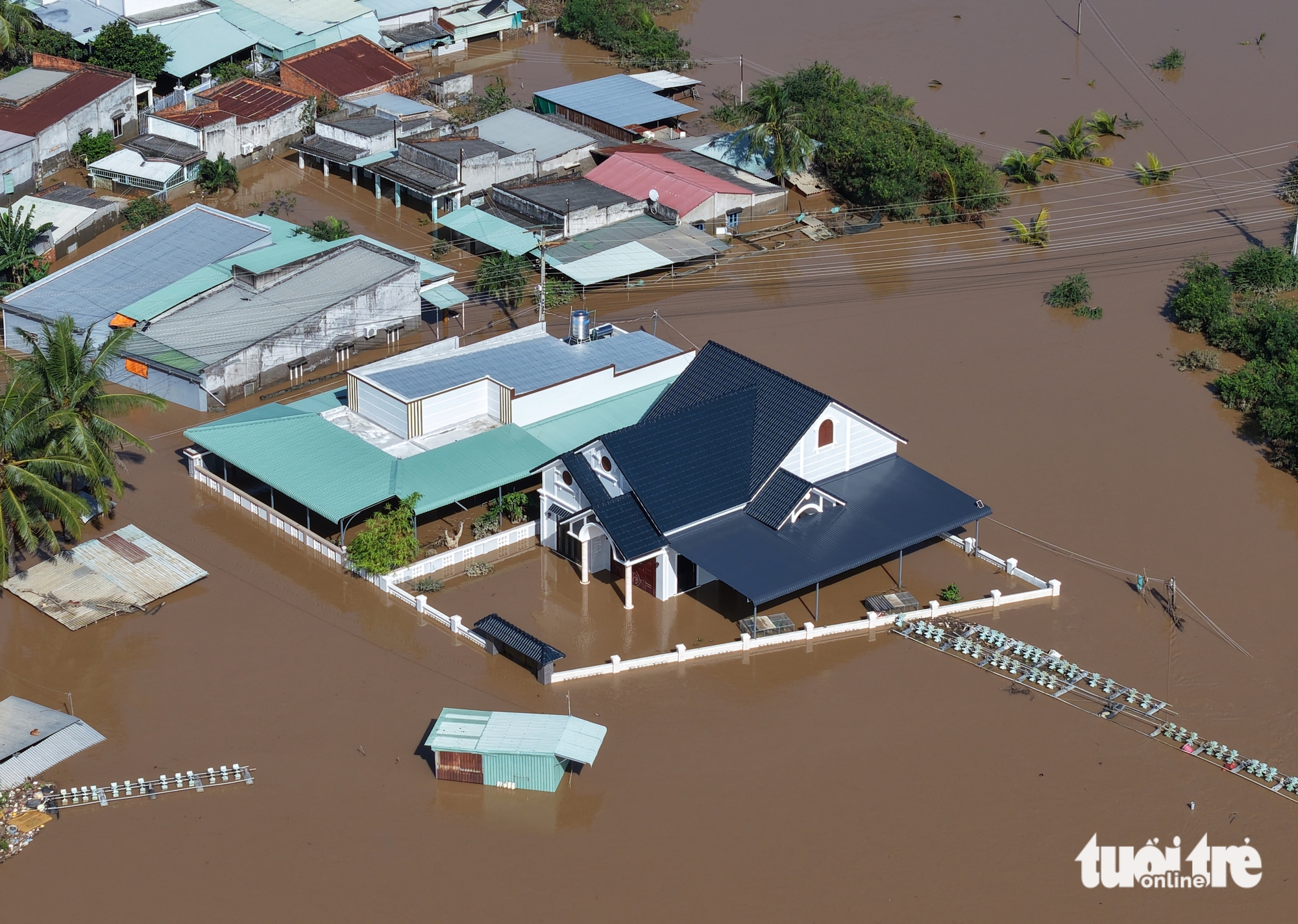 Nước lũ vẫn ngập sâu nhiều vùng Bình Thuận cũ- Ảnh 10. Nước lũ vẫn ngập sâu nhiều vùng Bình Thuận cũ- Ảnh 10.