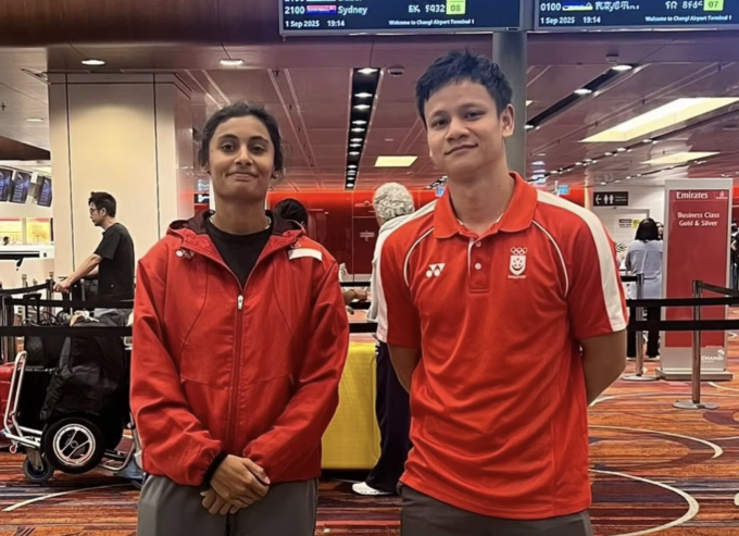 Danisha Mathialaga (trái) và HLV Muhamad Ridhwan. Ảnh: SBF