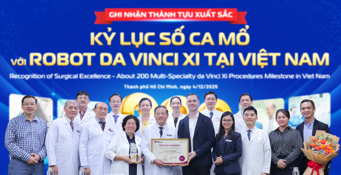 Các bác sĩ, đại diện Bệnh viện Đa khoa Tâm Anh nhận chứng nhận kỷ lục. Ảnh: Bệnh viện Đa khoa Tâm Anh
