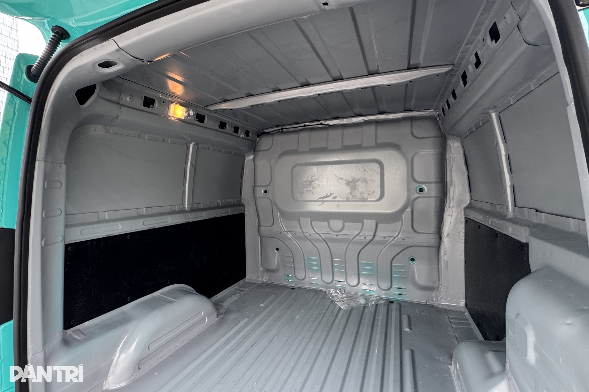 Cận cảnh xe tải điện VinFast EC Van: Khoang hàng rộng, có điểm giống VF 3 - 9 Cận cảnh xe tải điện VinFast EC Van: Khoang hàng rộng, có điểm giống VF 3 - 9