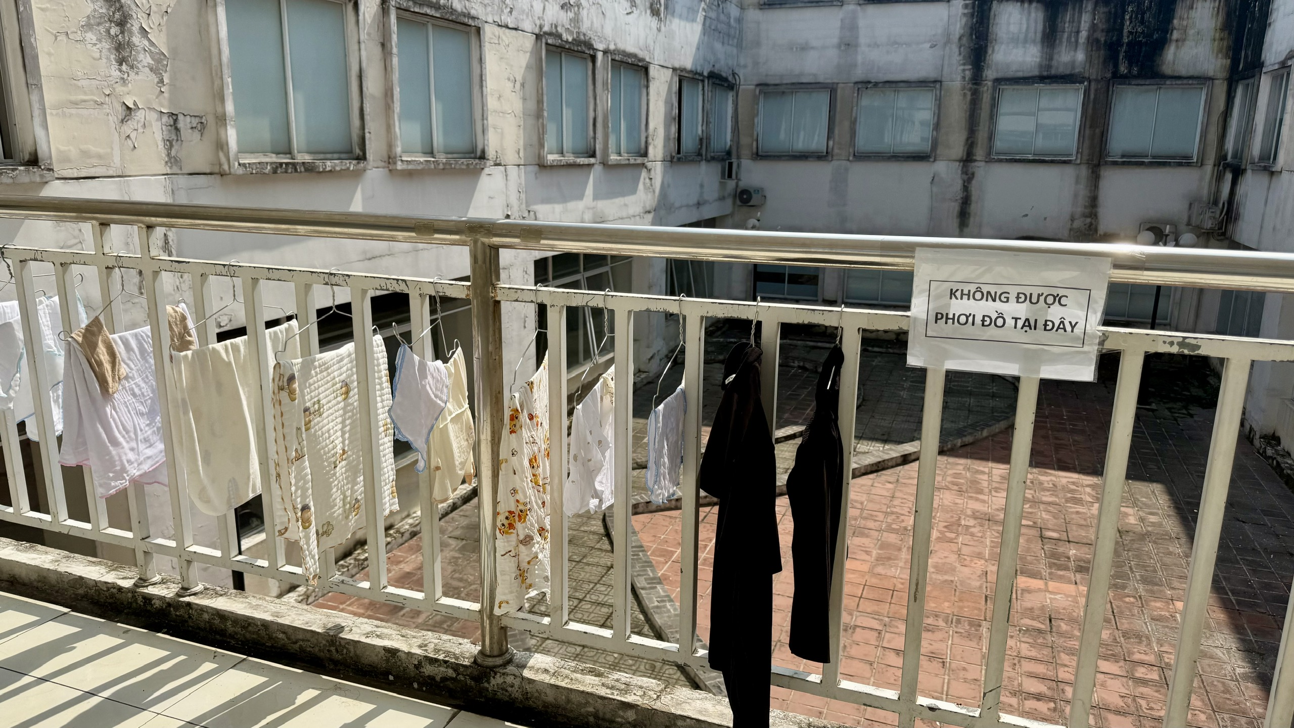 Xây dựng 150 tỉ đồng, khoa phụ sản chưa sử dụng đã hư hỏng 6 TP.HCM: Khoa phụ sản Bệnh viện đa khoa Bình Dương hư hỏng, dột nát nghiêm trọng - Ảnh 6.