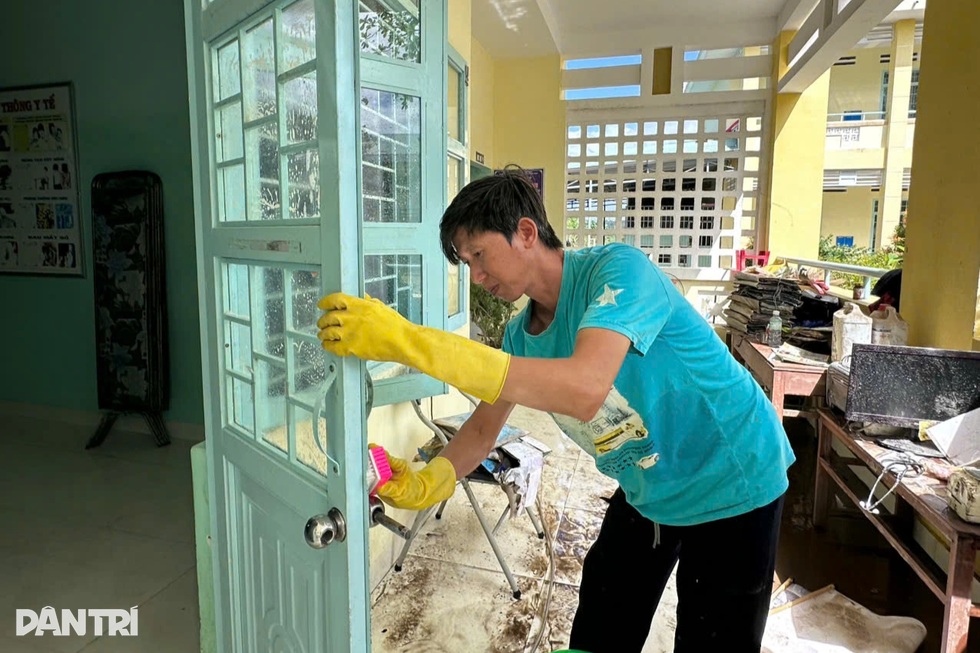 Trao thiết bị lọc nước uống hỗ trợ học sinh tại 3 trường vùng lũ ở Đắk Lắk - 4