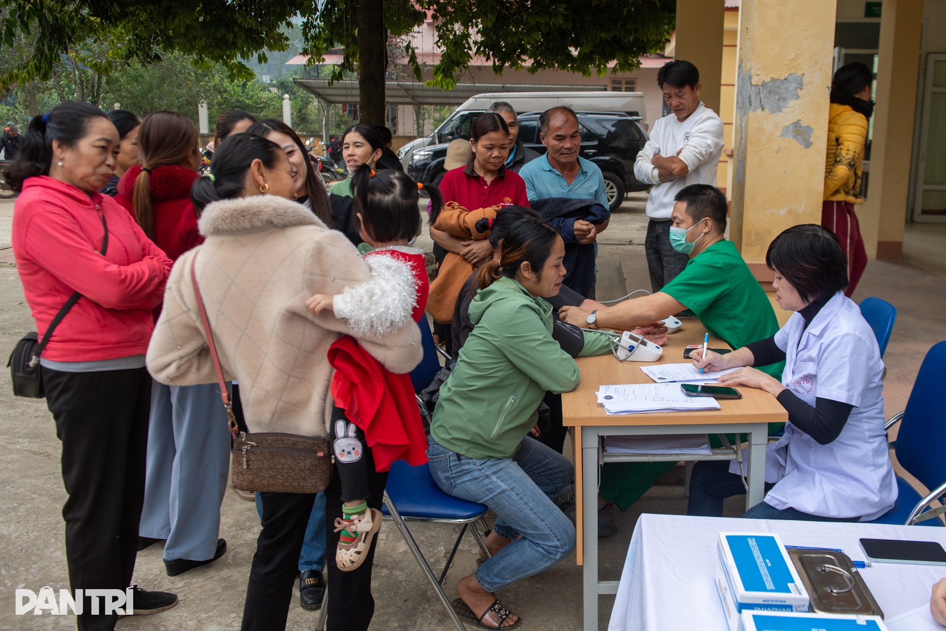“Người dân mong các bác sĩ như mong nắng sau bão” - 4 “Người dân mong các bác sĩ như mong nắng sau bão” - 4