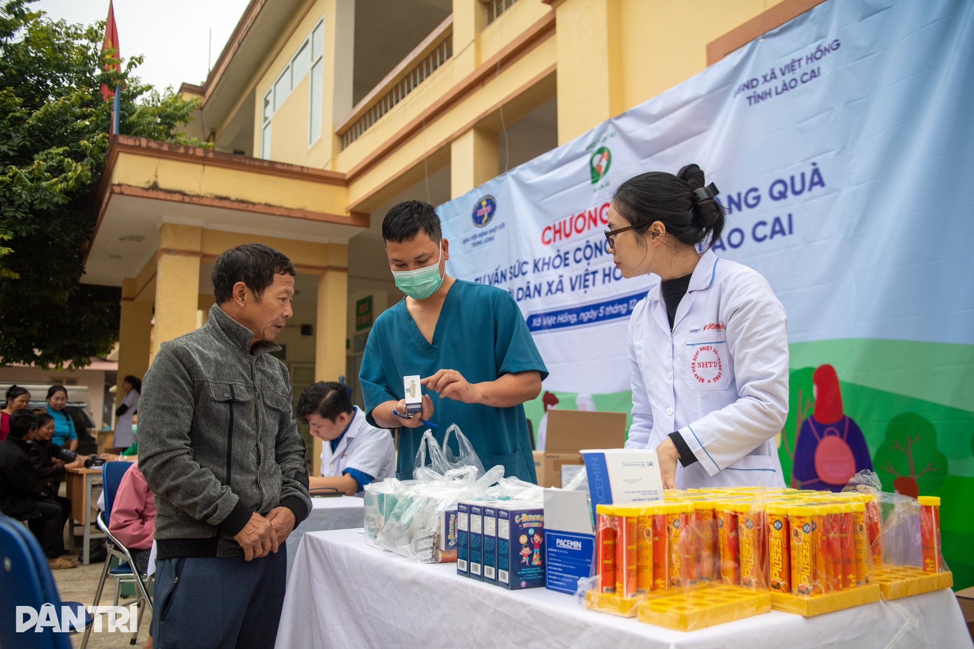 “Người dân mong các bác sĩ như mong nắng sau bão” - 9 “Người dân mong các bác sĩ như mong nắng sau bão” - 9