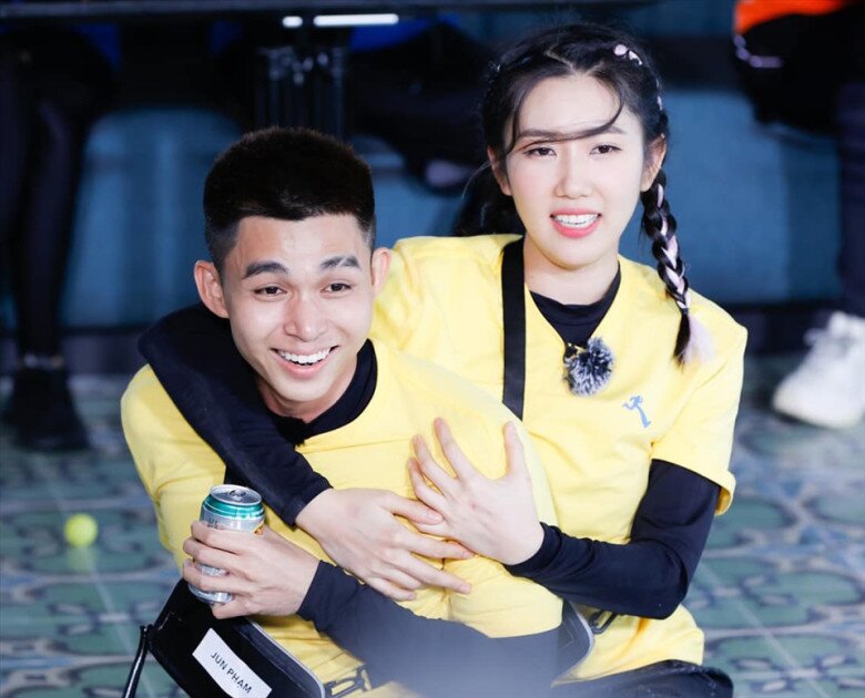 Ngoài Võ Cảnh, Thuý Ngân còn có dàn "bạn trai màn ảnh" cực phẩm, đóng với ai cũng được "đẩy thuyền" 7 Thuý Ngân và Jun Phạm vốn đã là anh em thân thiết từ chương trình truyền hình thực tế Chạy Đi Chờ Chi.