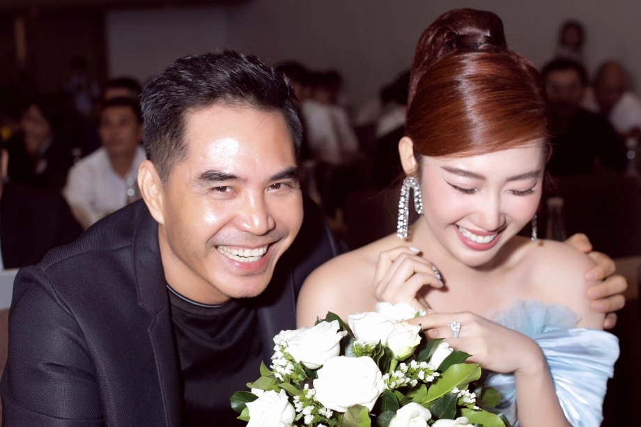 Ngoài Võ Cảnh, Thuý Ngân còn có dàn "bạn trai màn ảnh" cực phẩm, đóng với ai cũng được "đẩy thuyền" 12 Sau khi bộ phim kết thúc, cả hai không còn tương tác thường xuyên trên mạng xã hội như trước.