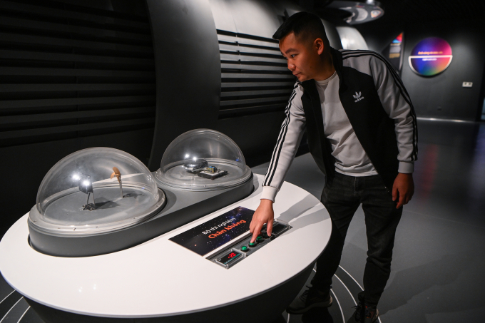 Du khách trải nghiệm thí nghiệm thực tế về việc truyền âm trong môi trường chân không. Ảnh: Giang Huy