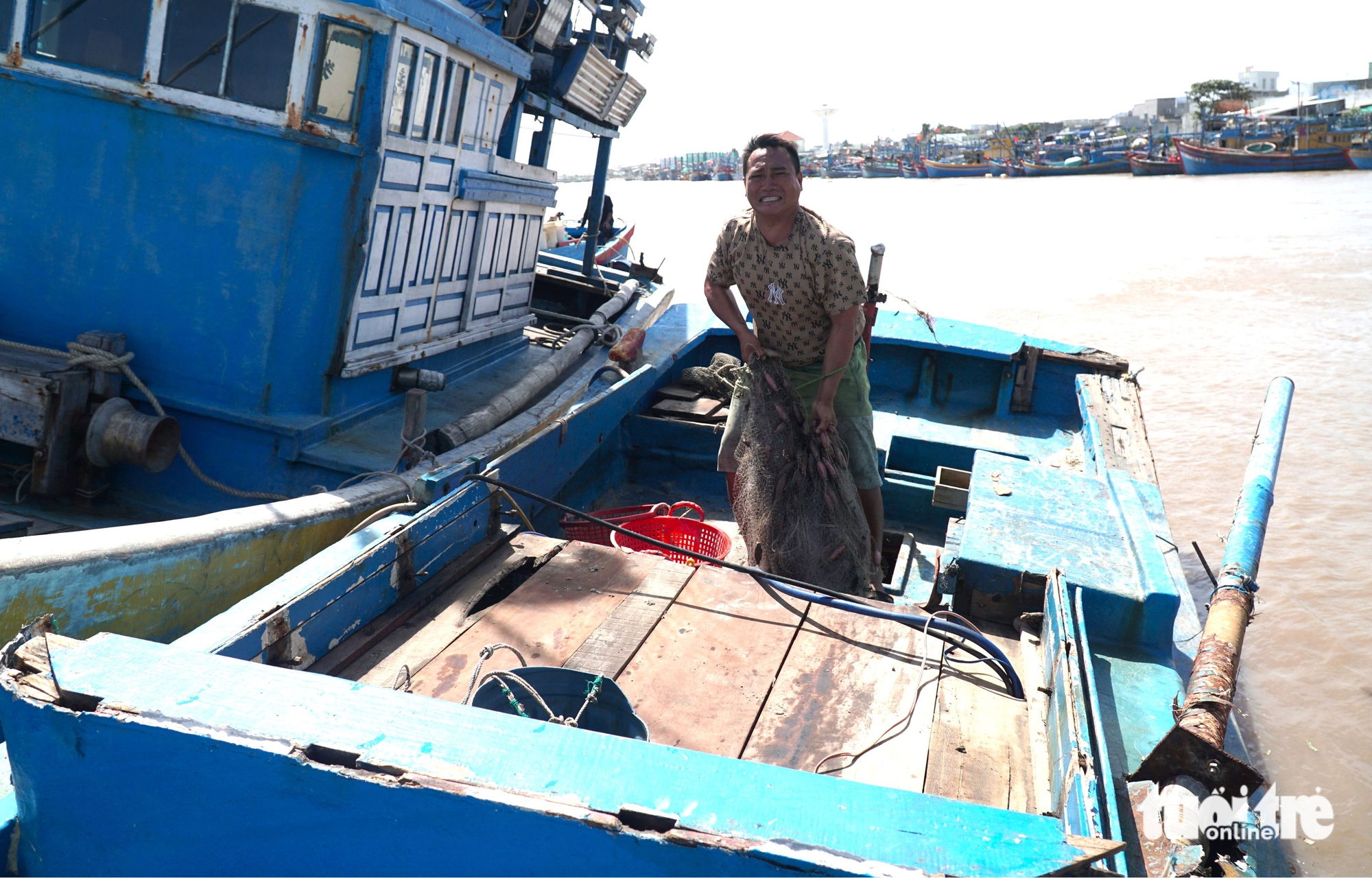 Ngư dân xót xa trục vớt tàu cá chìm ở cửa biển Liên Hương sau lũ - Ảnh 4.