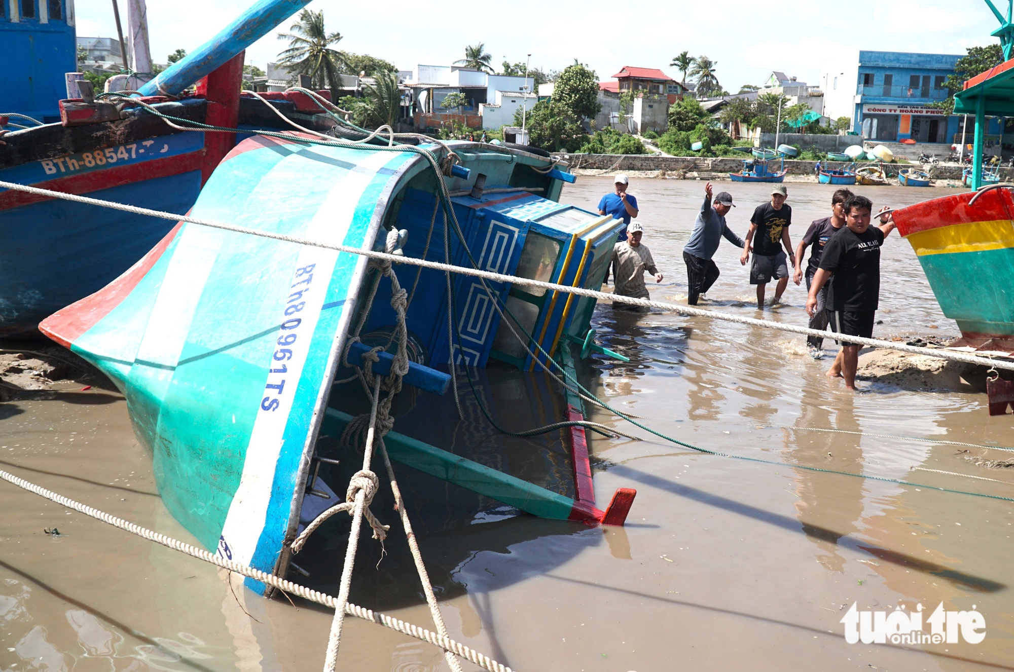 Ngư dân xót xa trục vớt tàu cá chìm ở cửa biển Liên Hương sau lũ - Ảnh 5.