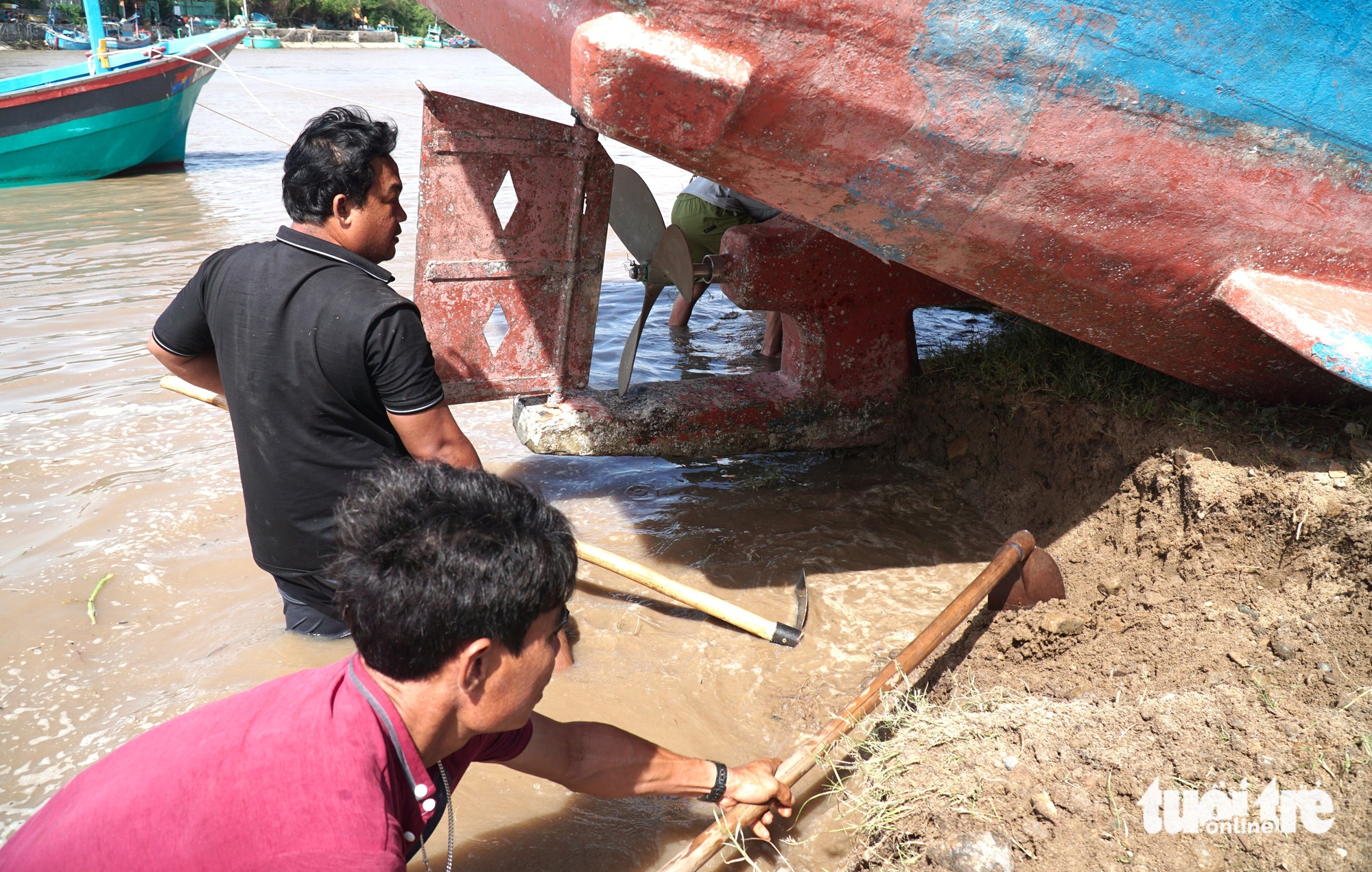 Ngư dân xót xa trục vớt tàu cá chìm ở cửa biển Liên Hương sau lũ - Ảnh 6.