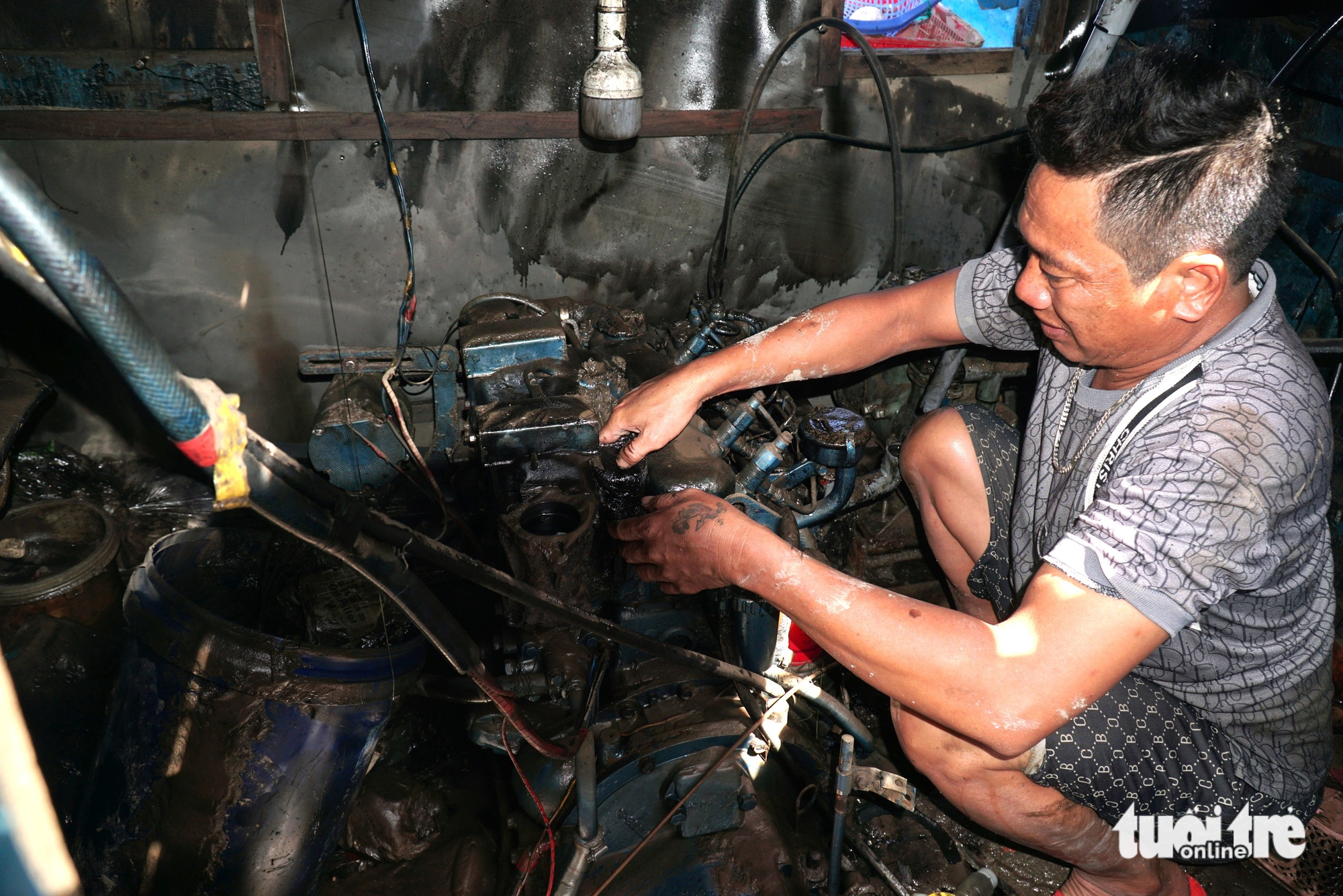 Ngư dân xót xa trục vớt tàu cá chìm ở cửa biển Liên Hương sau lũ - Ảnh 7.