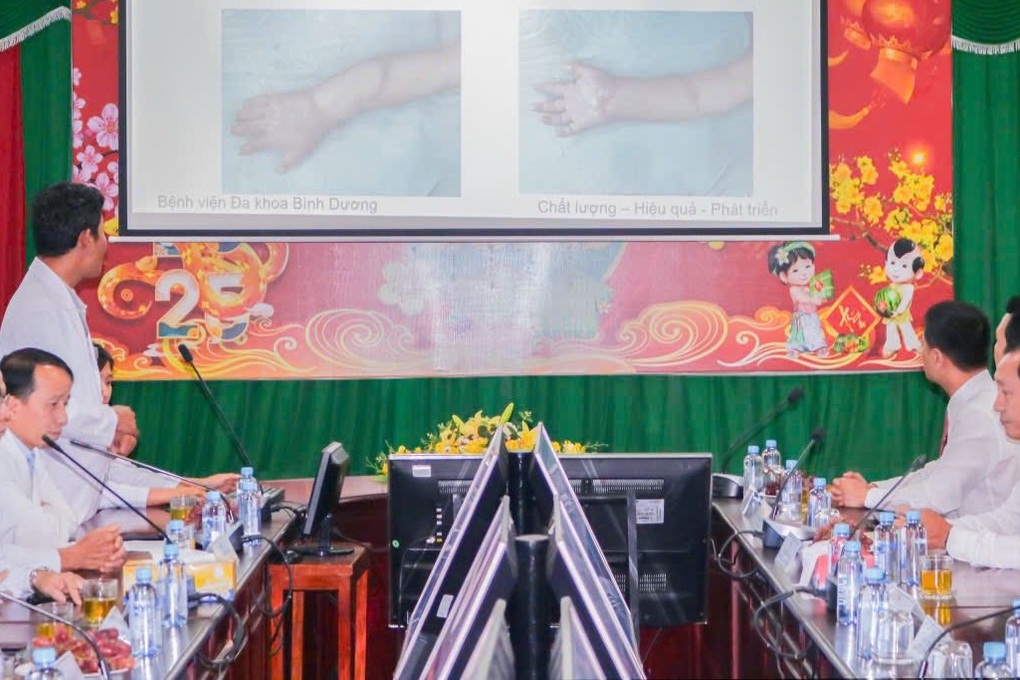 TPHCM khen thưởng bác sĩ mổ cho thai phụ được ghép tạm tay đứt lìa vào chân - 2