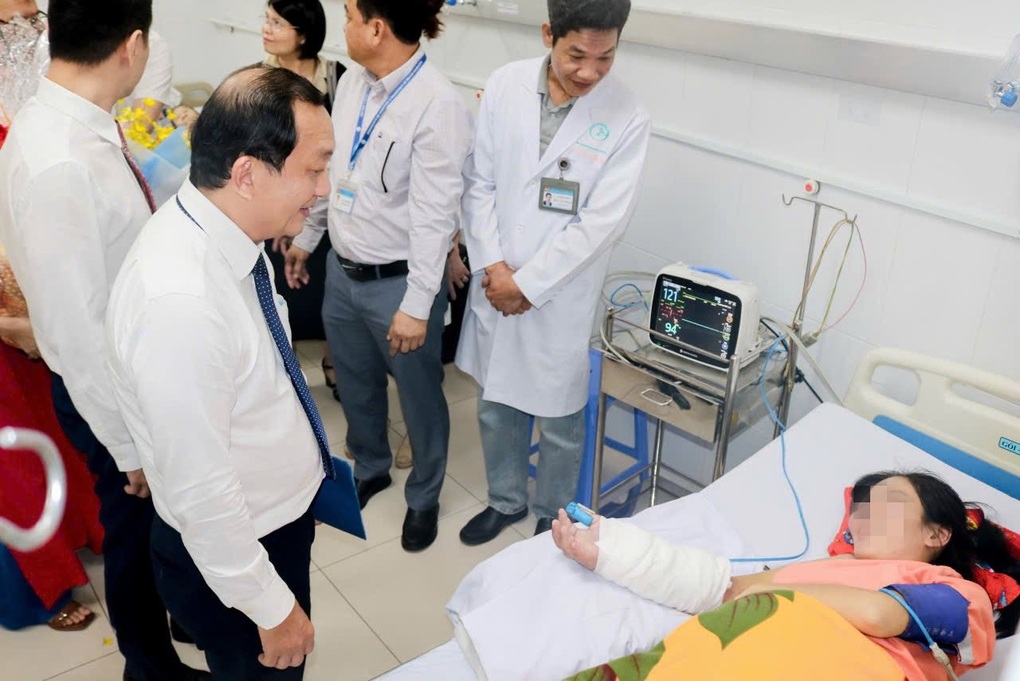 TPHCM khen thưởng bác sĩ mổ cho thai phụ được ghép tạm tay đứt lìa vào chân - 3