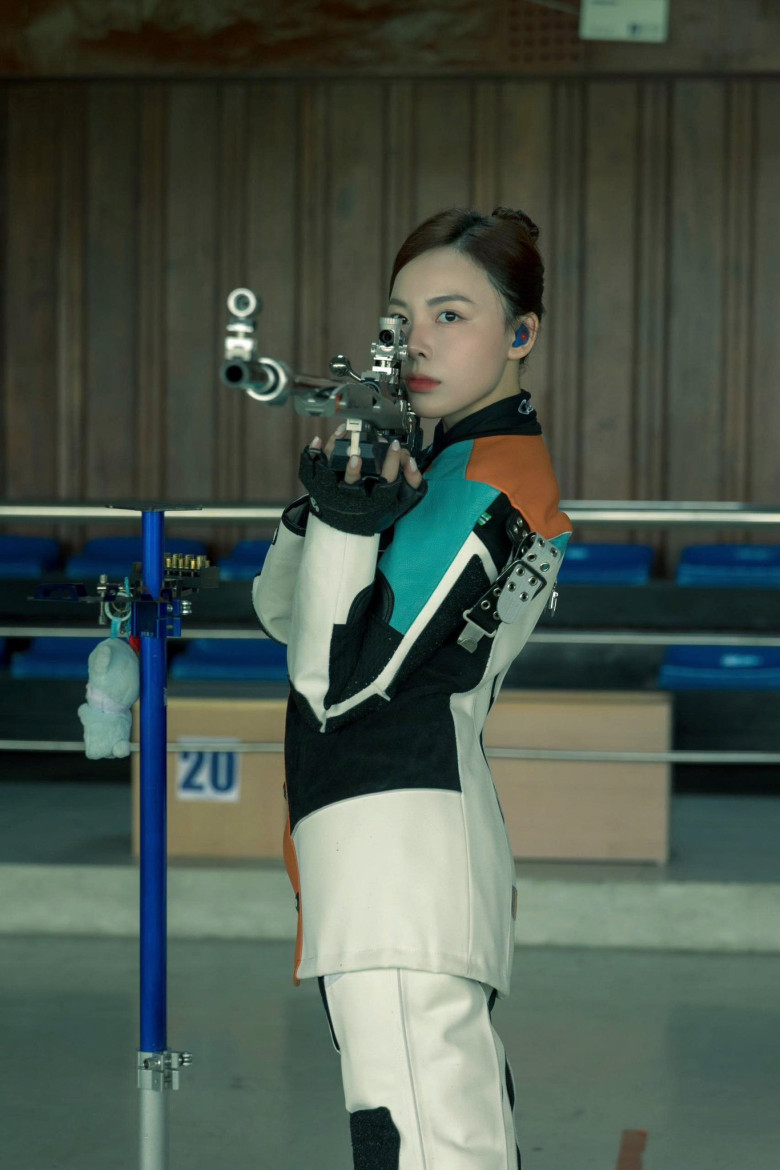 "Hoa khôi bắn súng" 2k4 mang hàm Thượng úy, gây bất ngờ với diện mạo đời thường đẹp như hoa hậu, chân dài chuẩn mẫu 3 Thanh Thảo gia nhập bộ môn súng trường mới 5 năm nhưng đã có không ít thành tích.